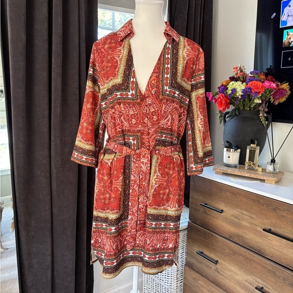 Vintage Style Red and Gold Patterned Robe - Picture 2 of 3